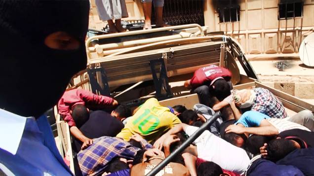 Imagem divulgada pelo site jihadista Welayat Salahuddin mostra os corpos de iraquianos membros das forças de segurança que foram executados em um local desconhecido