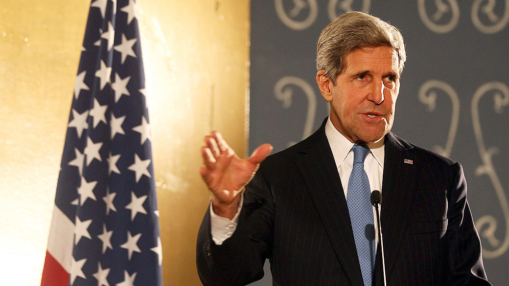 Secretário de Estado americano John Kerry fala durante uma coletiva de imprensa no Cairo, Egito