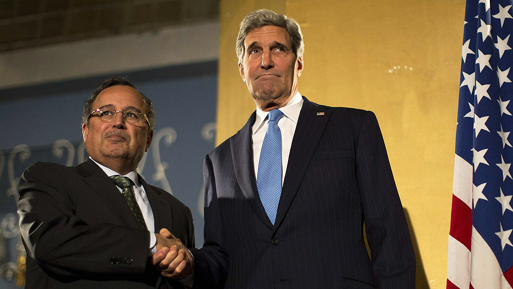 O secretário de Estado americano John Kerry e o ministro das Relações Exteriores do Egito, Nabil Fahmy participam de uma coletiva de imprensa no Cairo