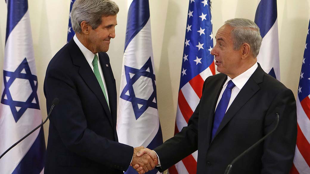 Secretário de Estado John Kerry e o primeiro-ministro de Israel, Benjamin Netanyahu se cumprimentam no escritório do primeiro-ministro em Jerusalém