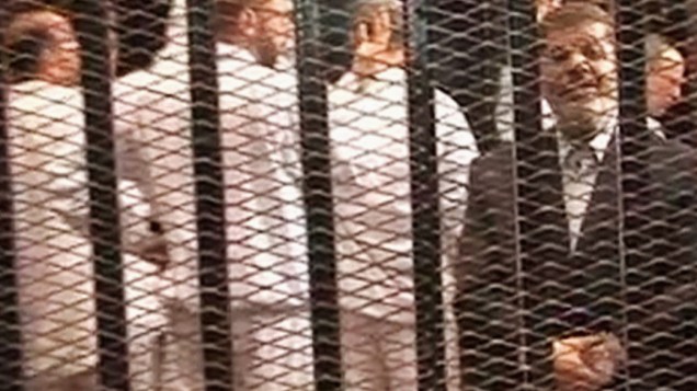 Imagem de vídeo mostra ex-presidente egípcio deposto, Mohamed Mursi em uma cela no primeiro dia de seu julgamento, no Cairo