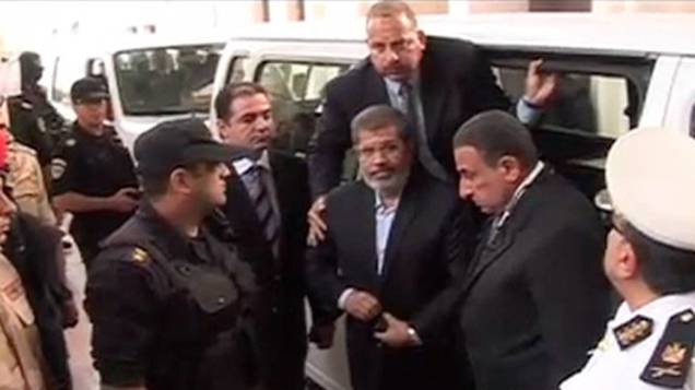 Imagem de vídeo mostra ex-presidente egípcio deposto, Mohamed Mursi chegando para seu julgamento, em um tribunal no Cairo