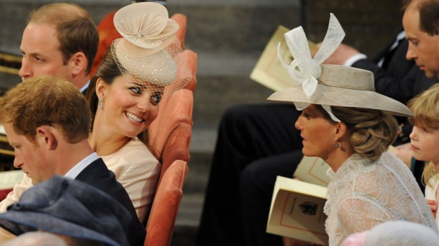 Kate Middleton conversa com a Condessa de Wessex, Sophie, durante o 60º aniversário de coroação da rainha Elizabeth II