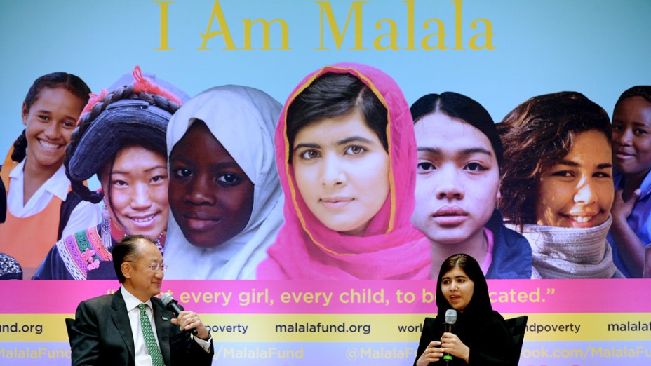 Paquistanesa Malala Yousafzai fala durante uma conferência com o presidente do Banco Mundial, Jim Young Kim, no dia internacional da menina (11/10/2013)