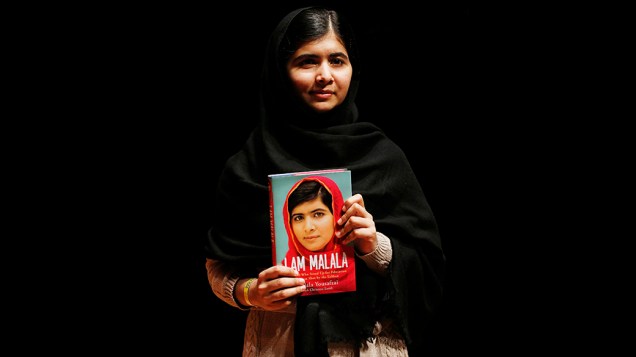 Malala Yousafzai, paquistanesa que foi baleada na cabeça pelo Talibã por defender a educação das meninas no país, durante lançamento do seu livro de memórias, "Eu sou Malala", em Londres