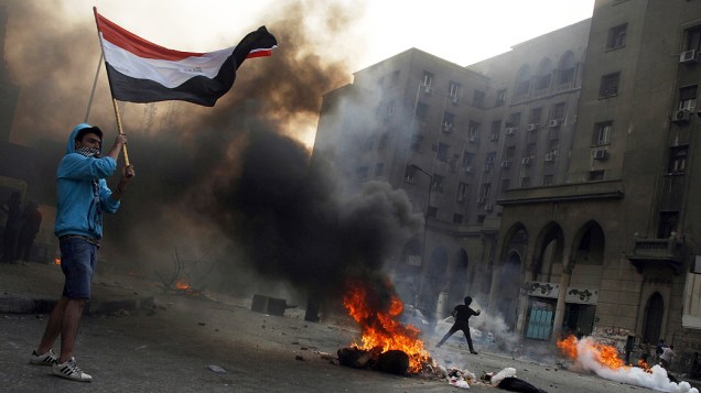 Irmandade Muçulmana egípcia e partidários do presidente deposto Mohamed Morsi entram em confrontos com a polícia de choque ao longo da rua Ramsis, no centro de Cairo. Pelo menos 28 pessoas foram mortas em confrontos entre islamitas e policiais no Egito (06/10/2013)