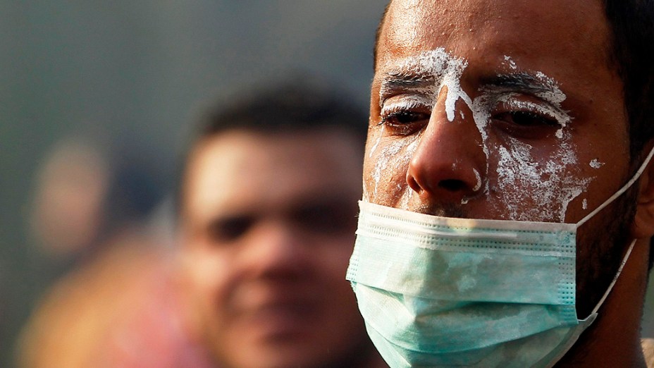 Simpatizante do deposto presidente egípcio, Mohamed Mursi recebe bomba de gás lacrimogêneo lançado pela polícia durante os confrontos ao longo de uma estrada em Kornish El Nile, que leva à praça Tahrir (06/10/2013)