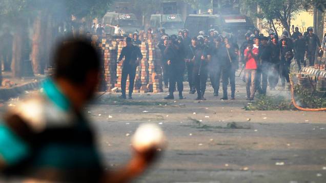 Polícia lança gás lacrimogênio durante confrontos com membros da Irmandade Muçulmana e simpatizantes do deposto presidente egípcio, Mohamed Mursi, ao longo de uma estrada em Kornish El Nile, que leva à praça Tahrir (06/10/2013)