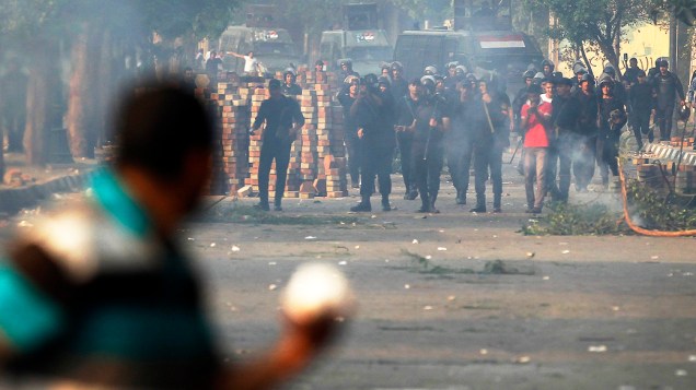 Polícia lança gás lacrimogênio durante confrontos com membros da Irmandade Muçulmana e simpatizantes do deposto presidente egípcio, Mohamed Mursi, ao longo de uma estrada em Kornish El Nile, que leva à praça Tahrir (06/10/2013)