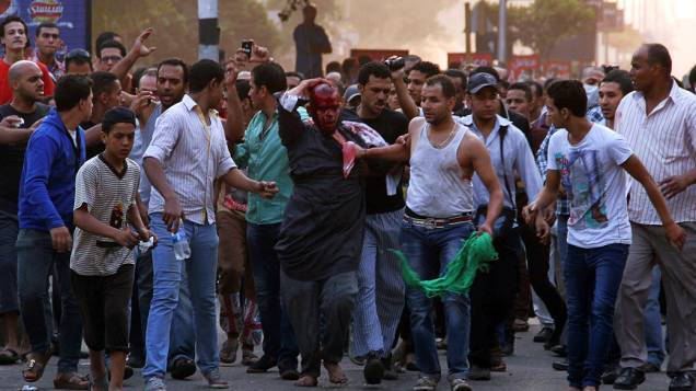 Manifestante é ferido durante confronto com a polícia na comemoração do aniversário de um ataque contra as forças israelenses durante a guerra de 1973, no Cairo (06/10/2013)
