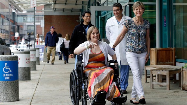 Sete semanas depois do atentado em Boston, Erika Brannock, de 29 anos, deixa o hospital em uma cadeira de rodas, ao lado da mãe, Carol. A jovem teve uma das pernas amputadas em decorrência dos ferimentos