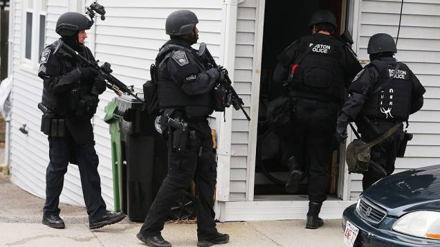 Policia vasculha casa de suspeito do atentado na Maratona de Boston