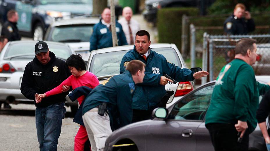 Moradores são retirados de suas casas enquanto a polícia cerca a casa à procurava do suspeito da Maratona de Boston, Massachusetts