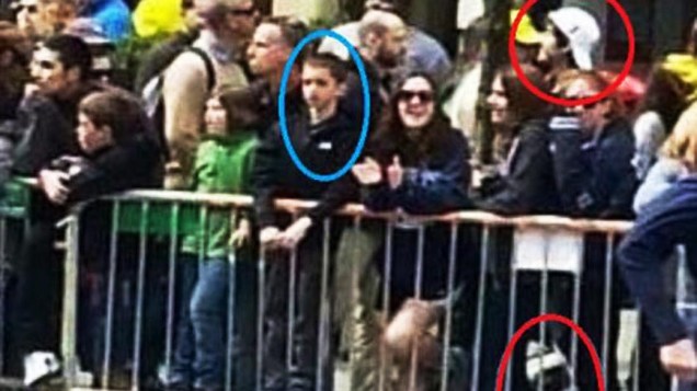 Site mostra foto que seria de suspeito (à direita, de boné branco) próximo ao menino de 8 anos morto no atentado