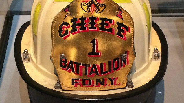 Capacete de um chefe de batalhão de bombeiros que trabalhou no resgate das vítimas do atentado ao World Trade Center, em setembro de 2001