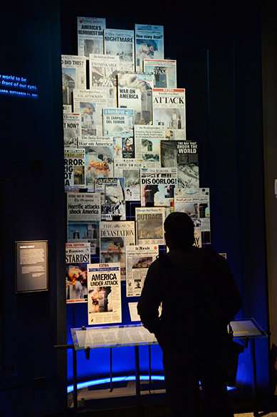No Memorial Nacional do World Trade Center, inaugurado em Nova Iorque, páginas dos principais jornais americanos publicados na data do atentado são expostos