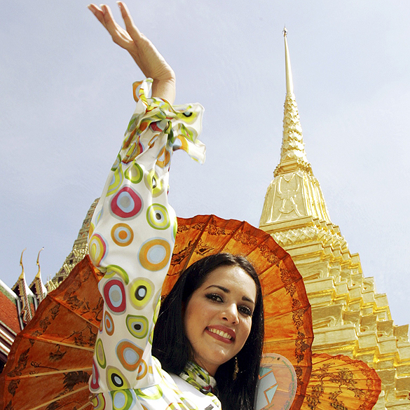 Miss Venezuela Mónica Spear visita templo em Bangcoc, na Tailândia, durante o concurso Miss Universo 2005