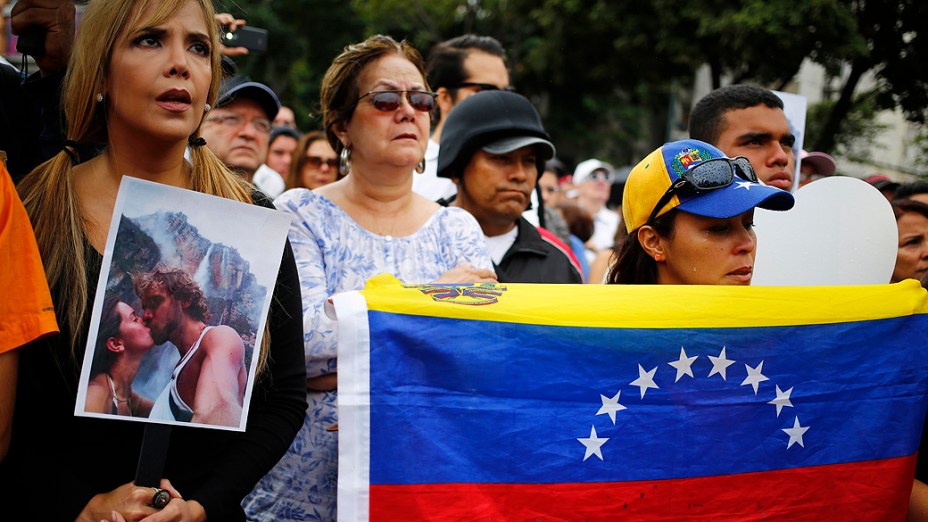 Em Caracas, manifestantes protestam contra criminalidade depois do assassinato da ex-miss Venezuela Mónica Spear e do marido