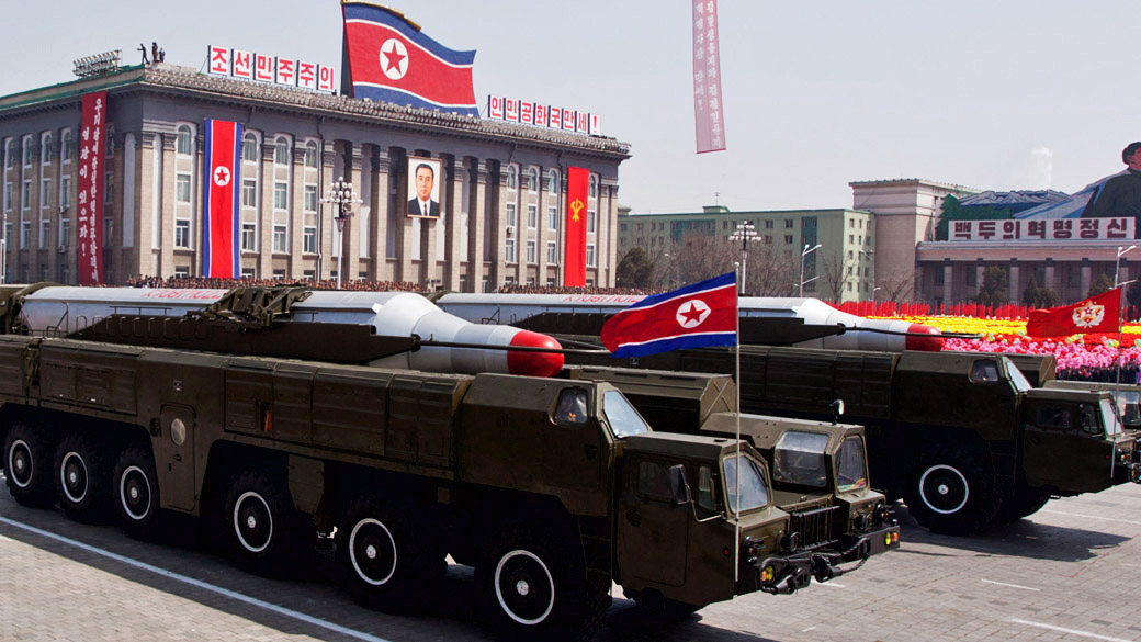 Coreia do Norte exibe míssil Musudan durante desfile militar