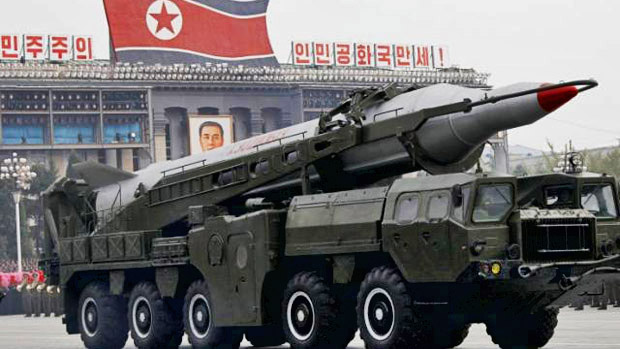 Coreia do Norte exibe míssil Nodong durante desfile militar
