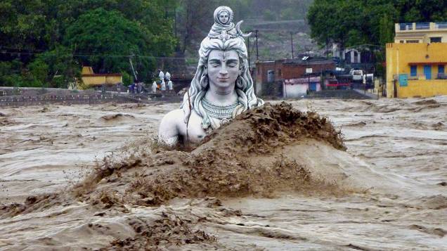 Imagem da divindade hindu Shiva fica submersa no Rio Ganges em Rishikesh, norte do estado de Uttarakhand, Índia