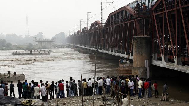 Pessoas se reuniram perto de uma  antiga ponte em Nova Délhi, na Índia