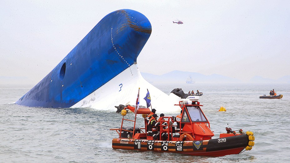 Navio que transportava cerca de 470 pessoas naufraga na Coreia do Sul