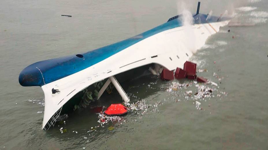 Navio que transportava cerca de 470 pessoas naufraga na Coreia do Sul