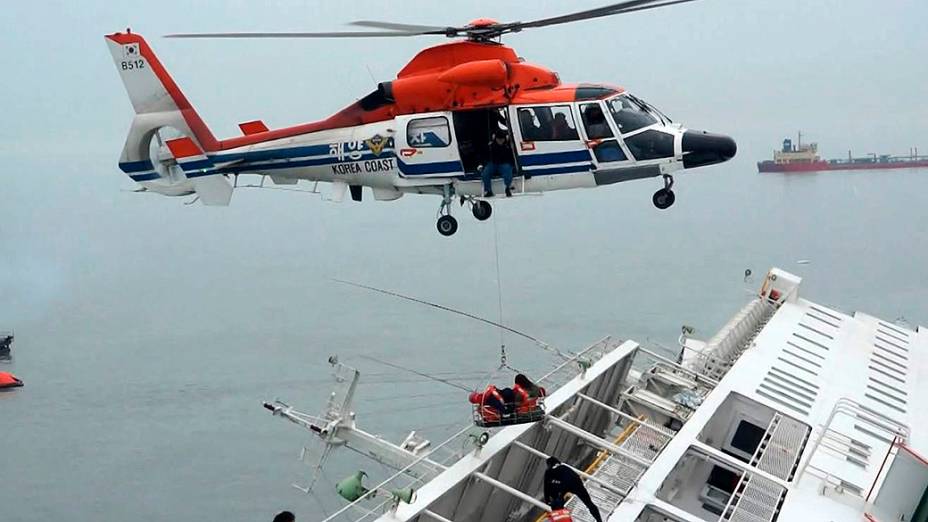 Equipes de resgate buscam passageiros do navio que naufragou próximo a Jindo, na Coreia do Sul