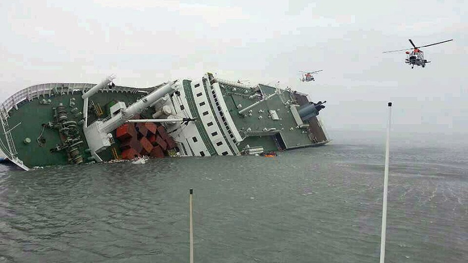 Equipes de resgate buscam passageiros do navio que naufragou próximo a Jindo, na Coreia do Sul