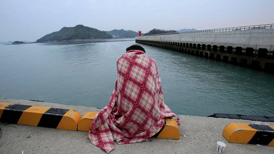 Familiares aguardam informações dos passageiros do navio que naufragou próximo a Jindo, na Coreia do Sul