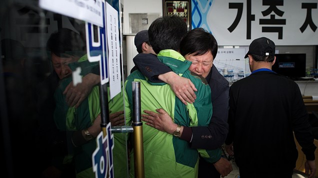 Na Coréia do Sul, parentes das vítimas do naufrágio do navio Sewol se abraçam. O acidente deixou mais de 170 mortos