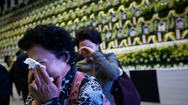 Parentes choram em frente ao memorial de vítimas do naufrágio do Sewol, na Coréia do Sul
