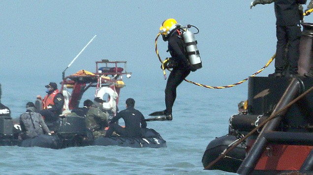 Mergulhadores realizam operações de resgate na área onde o navio Sewol naufragou na região de Jindo, Coréia do Sul
