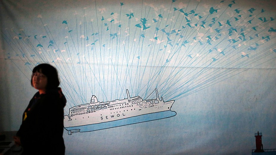 Bandeira exposta em memorial homenageia as vítimas do naufrágio da embarcação Sewol no último dia 16, na Coréia do Sul
