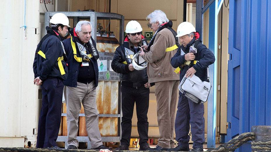 Capitão do Costa Concordia Francesco Schettino, embarca pela primeira vez no navio após o naufrágio em 2012, junto com oficiais de justiça, na costa da ilha Giglio, na Itália