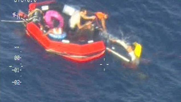 Sobreviventes de um navio que naufragou próximo à costa da Sicília na Itália, sobem em um barco lançado pela forças armadas de Malta