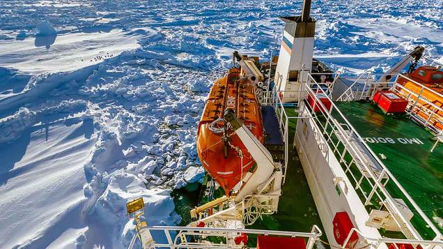 Navio russo MV Akademik Shokalskiy preso no gelo da Antártida