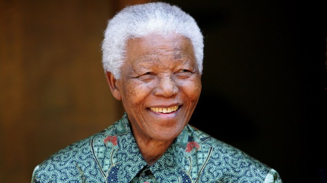 2005 -  O ex-presidente Sul-Africano Nelson Mandela cumprimenta fotógrafos em Johannesburgo