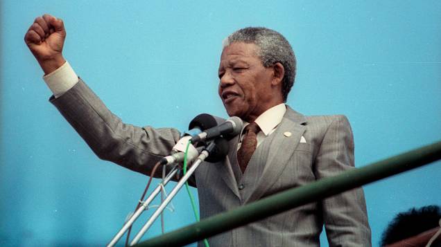 1990 - Vice-presidente do Congresso Nacional Africano (ANC), Nelson Mandela, fala para uma multidão em um comício em Port Elizabeth