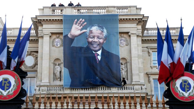 Um banner gigante com uma foto do falecido Presidente sul-Africano Nelson Mandela cobre a fachada do Ministério das Relações Exteriores Quai dOrsay, em Paris, na França