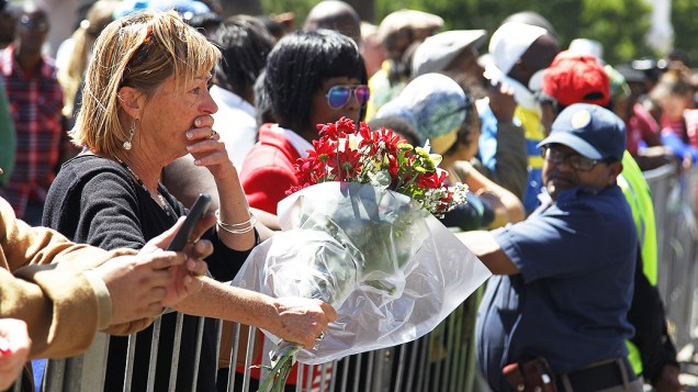 Mulher chora pela morte do ex-presidente Nelson Mandela na cidade do Cabo, na África do Sul