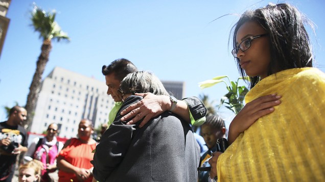 Sul-africanos prestam homenagem ao ex-presidente Nelson Mandela na cidade do Cabo, na África do Sul
