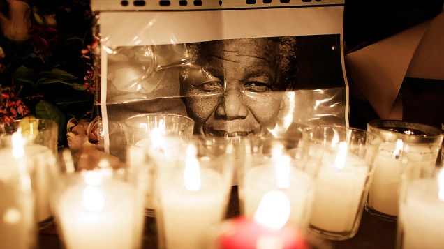 Flores e velas foram colocadas em frente à embaixada da África do Sul, em Paris, em homenagem a Nelson Mandela, morto na última quinta-feira (05)