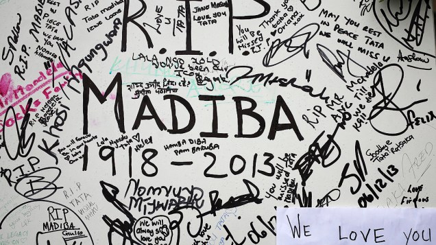 Sul-africanos deixam mensagens em frente à residência do ex-presidente Nelson Mandela, em Johannesburgo