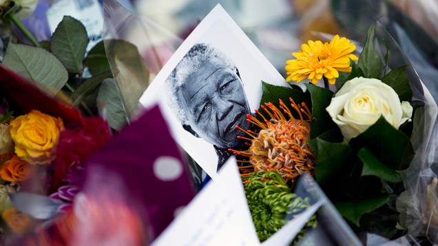 Homenagens para o ex-presidente Nelson Mandela em frente à Embaixada da África do Sul, em Londres