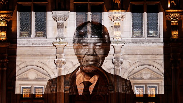 Imagem do de Nelson Mandela é projetada na fachada da prefeitura de Paris