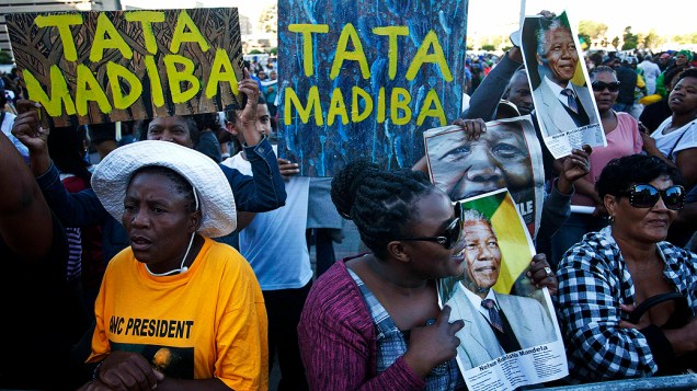 Sul-africanos participam de um ato inter-religioso para homenagear o ex-presidente Nelson Mandela, em frente à Câmara Municipal, na Cidade do Cabo