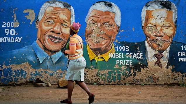 Muro com a imagem do ex-presidente Nelson Mandela em Soweto, perto de Johannesburgo