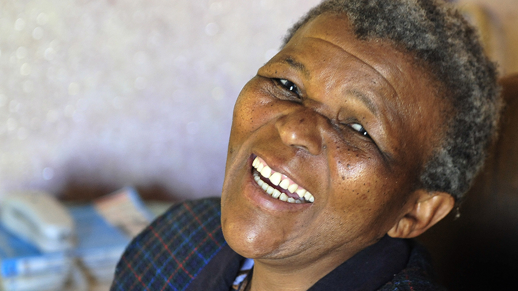 Onica Mothoa, que diz ser filha de Nelson Mandela, em sua casa em Soshanguve, perto de Pretória, na África do Sul